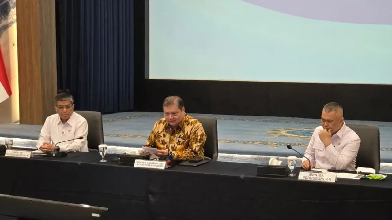 Menteri Ketenagakerjaan Yassierli (kiri), Menteri Koordinator Bidang Perekonomian Airlangga Hartarto (tengah), dan Menteri Perhubungan Dudy Purwagandhi (kanan) menyampaikan keterangan pers. (Istimewa)