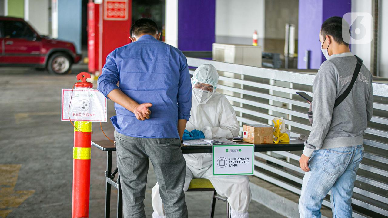 Kesibukan Petugas Hotel Tempat Isolasi Pasien OTG