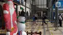 Dekorasi Natal menghiasi Stasiun Senen, Jakarta, Jumat (25/12/2020). Petugas KAI yang mengenakan kostum Natal membagikan masker kepada calon penumpang untuk memutus mata rantai penyebaran COVID-19 saat mudik Natal dan Tahun Baru 2021. (merdeka.com/Imam Buhori)