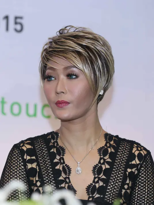 Dengan rambut pendek berwarna ‘gold’ ini Inul Daratista mengusung gaya penampilan ala Korea. Senang dengan perubahan gaya, di tahun 2016 nanti pun istri Adam Suseno ini akan tampil dengan gaya berbeda. (Nurwahyunan/Bintang.com)
