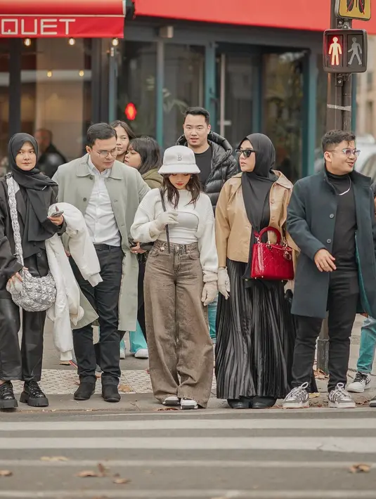 Fuji Utami kenakan tanktop putih dengan wool cropped long sleeve dan sarung tangan berwarna senada [@fuji_an]