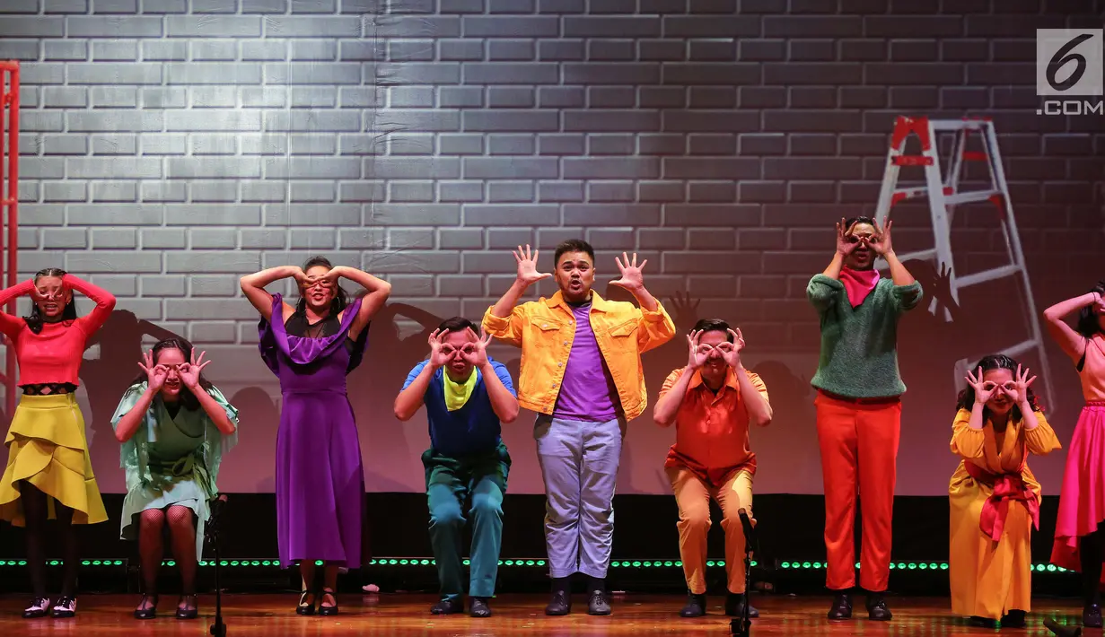 Pemain menghibur penonton pada pertunjukan broadway bertajuk What I Did For Love di Soehanna Hall, Jakarta Selasa (27/8/2019). What I Did For Love menampilkan lebih dari 40 lagu-lagu broadway dan dikemas dalam sebuah pertunjukan teater musikal. (Liputan6.com/Fery Pradolo)
