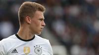 5. Joshua Kimmich (Jerman) - Pemain yang bisa bermain sebagai bek sayap dan juga gelandang ini selalu disebut sebagai bintang masa depan tim Panser. Masih berusia 22 tahun namun penampilannya sangat lugas. (AFP/Kenzo Tribouillard)