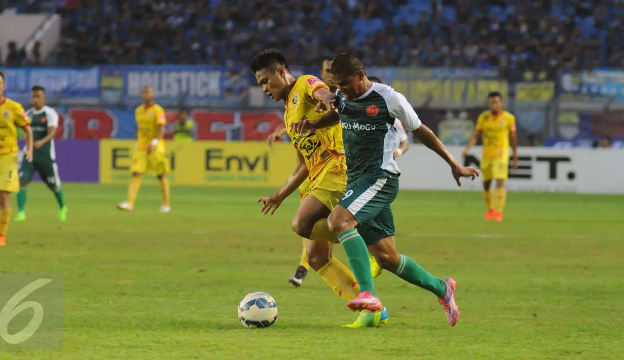 Penyerang PS TNI, Aldino Herdianto (kanan) berebut bola dengan pemain Sriwijaya FC pada lanjutan Turnamen Piala Bhayangkara di Stadion Si Jalak Harupat, Bandung, Minggu (20/3/2016). Sriwijaya FC unggul 2-1 atas PS TNI. (Liputan6.com/Helmi Fithriansyah)