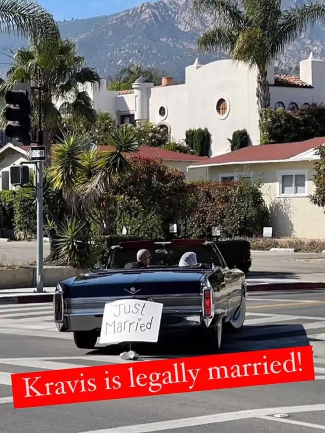 Legalkan Pernikahan dengan Travis Barker, Kourtney Kardashian Pakai Mini Dress dan Kerudung