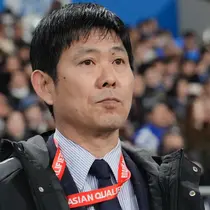 Pelatih Timnas Jepang, Hajime Moriyasu, berdiri saat menyanyikan lagu kebangsaan mereka sebelum dimulainya pertandingan kualifikasi Piala Dunia antara Jepang dan Bahrain di Stadion Saitama di Saitama, Jepang, Kamis, 20 Maret 2025. (Foto AP/Eugene Hoshiko)