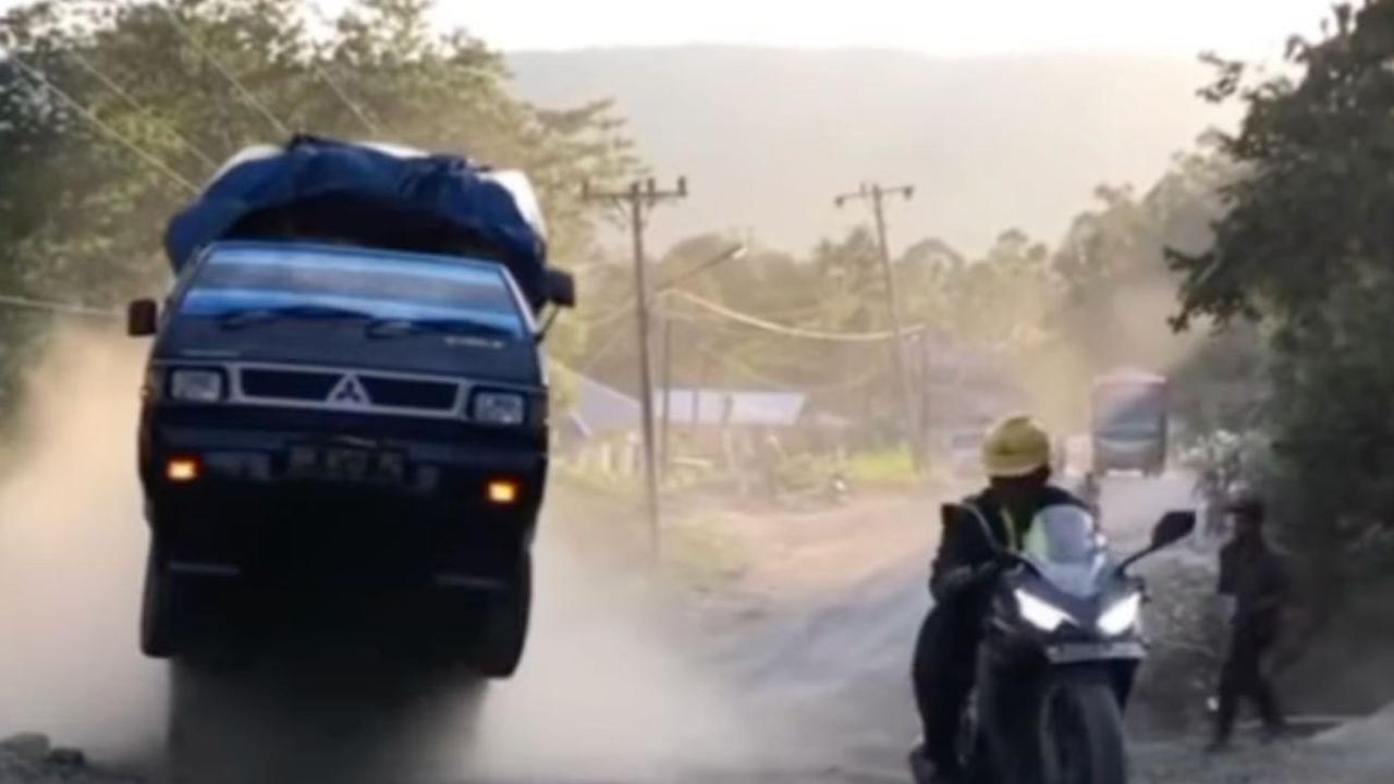 Ternyata jalan rusak masih banyak di pelosok negeri. Salah satunya jalan di Batu Jomba, Sumatera Utara.