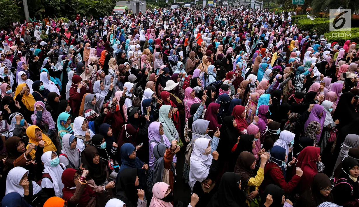 Peserta aksi yang terdiri dari ratusan wanita menggelar unjuk rasa di Pintu Barat Monas, Jakarta, Selasa (18/7). Menurut seorang peserta aksi, Perppu Nomor 2/2017 tentang Organisasi Masyarakat telah memberangus hak demokrasi. (Liputan6.com/Faizal Fanani)