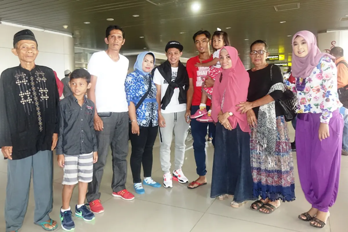 Air Mata Warnai Perpisahan Evan Dimas dengan Keluarga di Juanda