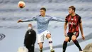 Gelandang Manchester City, Phil Foden, berebut bola dengan bek Bournemouth, Jack Stacey, pada laga lanjutan Premier League pekan ke-36 di Etihad Stadium, Kamis (16/7/2020) dini hari WIB. Manchester City menang 2-1 atas Bournemouth. (AFP/Peter Powel/pool)