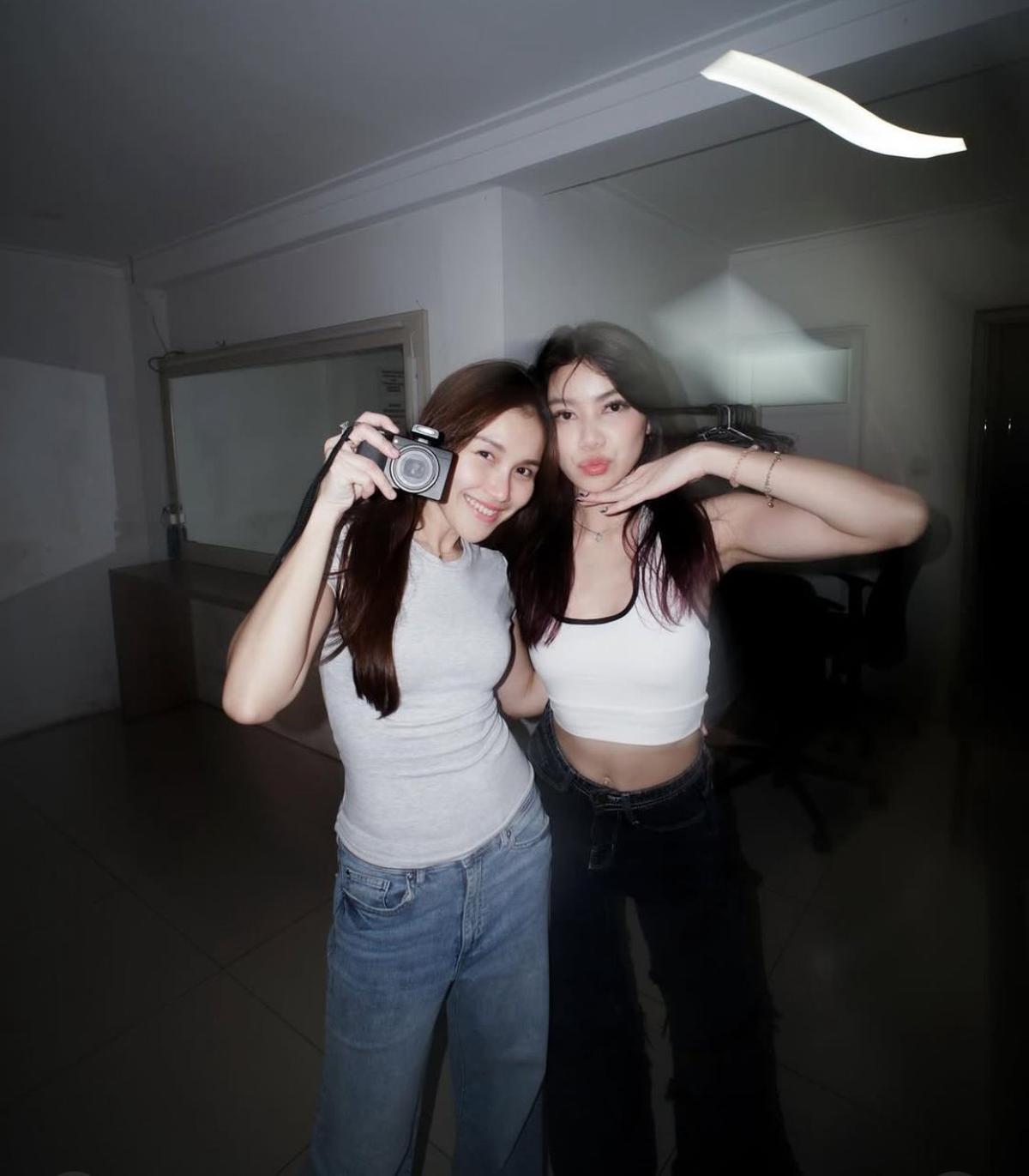 7 Potret Ayu Ting Ting dan Regina Phoenix Pamer Kedekatan, Netizen Soroti Kemiripan dengan Duo BLACKPINK