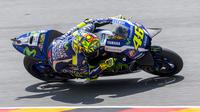 Pembalap Movistar Yamaha, Valentino Rossi, saat melakoni MotoGP Jerman 2016 di Sirkuit Sachsenring. (AFP)