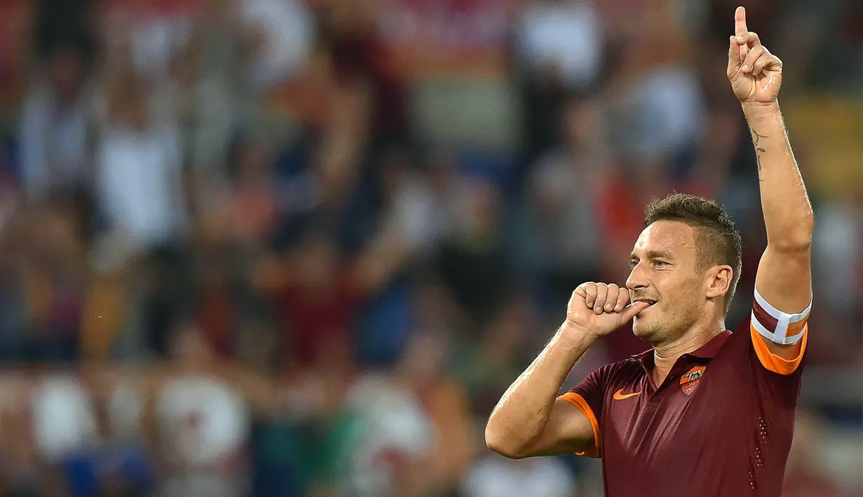 Kapten AS Roma, Francesco Totti, merayakan gol yang dicetaknya ke gawang Chievo pada laga Serie A di Stadion Olimpico, Roma, Sabtu (18/10/2014). (EPA/Ettore Ferrari)