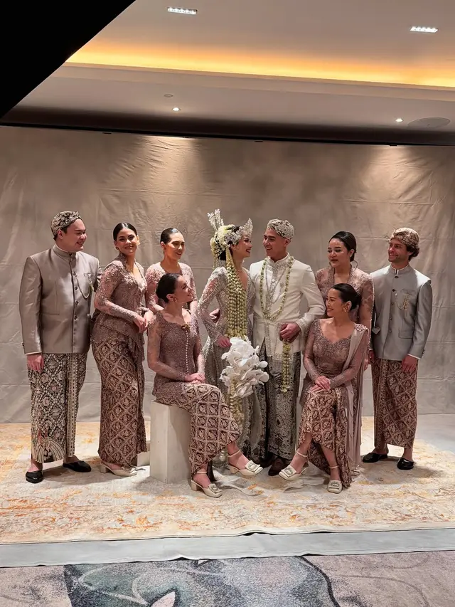 7 Potret Bridesmaid dan Groomsmen di Pernikahan Alyssa Daguise dan Al Ghazali, Dari Anggun dengan Kebaya hingga Macho dengan Setelan Jas