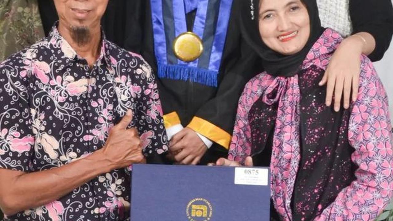 Pria asal Semarang ini juga mengunggah momen wisudanya bersama keluarga tercinta.