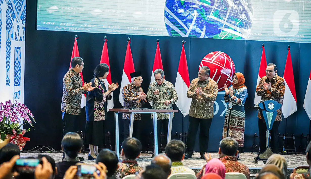 Wakil Presiden Ma'ruf Amin bersama Menteri Keuangan Sri Mulyani, Gubernur Bank Indonesia (BI) Perry Warjiyo, Ketua Dewan Komisioner OJK Mahendra Siregar, dan Direktur Utama BEI Iman Rachman seusai meresmikan pembukaan perdagangan Bursa Efek Indonesia (BEI) tahun 2024 di Jakarta, Selasa (2/1/2024). (Liputan6.com/Faizal Fanani)