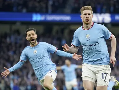 Pemain Manchester City Kevin De Bruyne (kanan) merayakan dengan Bernardo Silva setelah mencetak gol pembuka pada pertandingan sepak bola Liga Inggris antara Manchester City dan Arsenal di Etihad Stadium, Manchester, Inggris, Rabu (26/4/2023). (AP Photo/Dave Thompson)
