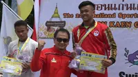 Perenang Indonesia, Muhamad Echa (kanan) yang meraih emas pertama di Khon Kaen Games 2019 bersama CdM Indonesia, Bayu Rahadian (dok: Kemenpora)