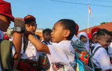 FOTO: Antusiasme Murid Kelas 1 SD Jawa Barat di Hari Pertama Masuk Sekolah