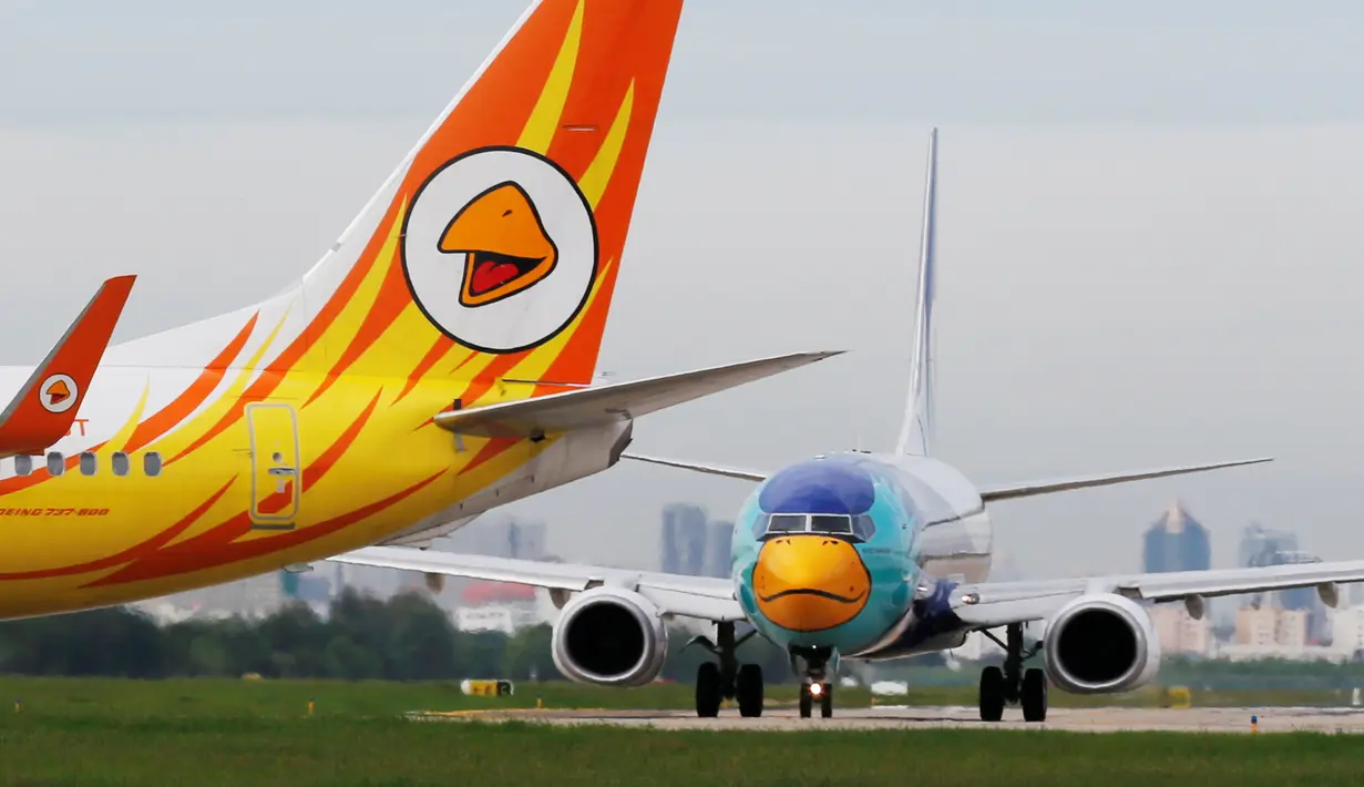 Pesawat Nok Air, bergambar seperti bebek, bersiap lepas landas di Bandara Don Muang, Bangkok, 29 Juni 2016. Untuk menarik perhatian, hampir semua pesawat di cat dengan motif sepeti bebek pada ujung depan pesawat. (REUTERS/Chaiwat Subprasom)