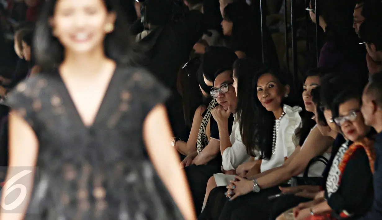 Sejumlah desainer saat parade fashion show pada pembukaan Jakarta Fashion Week (JFW) 2016 di Senayan City, Sabtu (24/10/2015). Pekan mode terbesar di Asia Tenggara ini berlangsung selama 24-30 Oktober . (Liputan6.com/Imanuel Antonius)