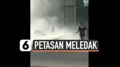 Ratusan petasan tiba-tiba meledak saat dibawa di atas sepeda motor di daerah Banyumas. Warga setempat panik dan berusaha padamkan api yang langsung menyala saat petasan meledak.