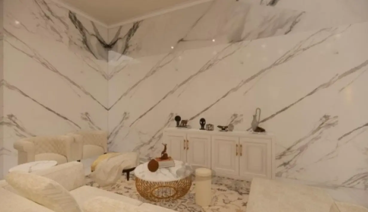 Material keramik yang dipadu dengan warna yang tak mencolok terasa cocok. Bagian dalam rumah itu juga terasa adem. [Instagram @angellelga]