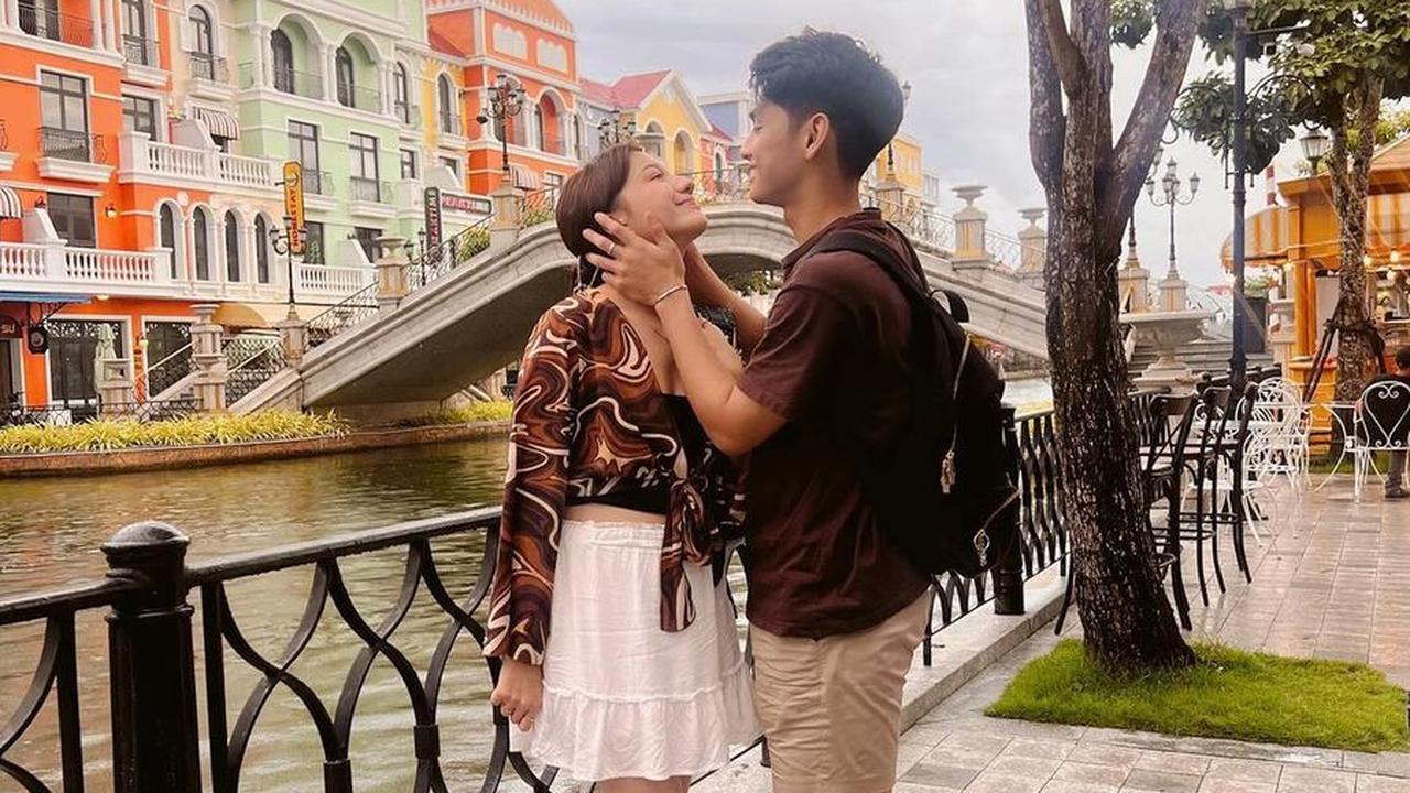 Cassie dan Ken kini menikmati status sebagai pasangan suami istri. Semoga mereka selalu mesra dan bahagia bersama.<br>