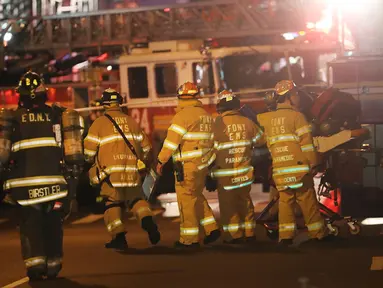 Petugas mengevakuasi korban ledakan di New York, Sabtu (17/9). Setidaknya 25 orang terluka akibat sebuah ledakan di New york, menurut keterangan pejabat setempat. (AFP PHOTO)