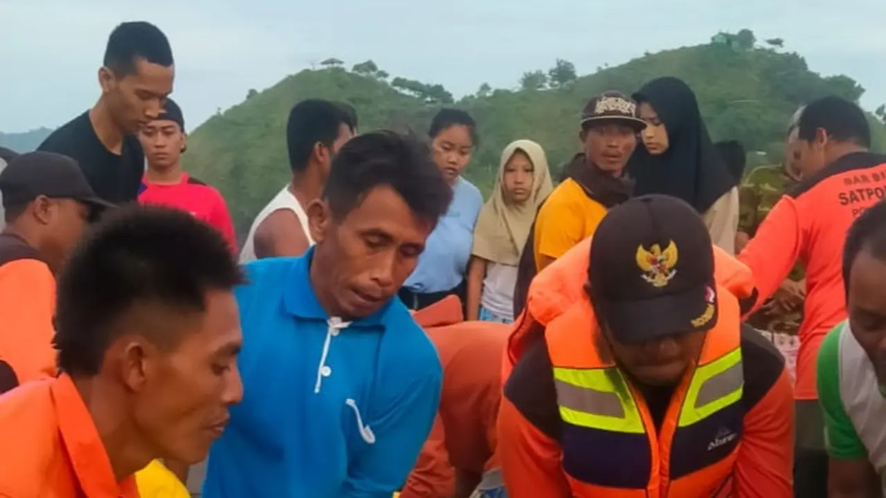 Tim SAR gabungan evakuasi korban ritual yang tewas di Pantai Payangan Jember. (Istimewa)