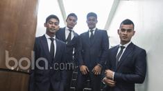 Para kiper Timnas Indonesia U-22 menggunakan jas resmi saat konferensi pers di Spring Hill, Jakarta, Kamis (6/4/2017). PSSI kerja sama dengan Brodo Indonesia dan Wong Hang Tailor sebagai official suit dan footwear. (Bola.com/Vitalis Yogi Trisna)