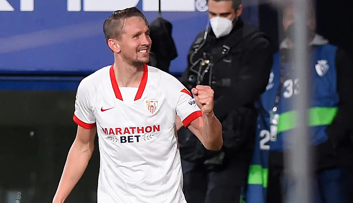 Striker Sevilla, Luuk de Jong melakukan selebrasi usai mencetak gol kedua timnya ke gawang Osasuna dalam laga lanjutan Liga Spanyol 2020/21 pekan ke-24 di El Sadar Stadium, Plampona, Senin (22/2/2021). Sevilla menang 2-0 atas Osasuna. (AFP/Ander Gillenea)