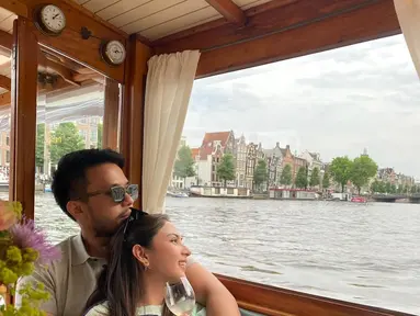 Jessica Mila bersantai di pelukan suaminya saat berada di kapal pseiar. Dia menikmati pemandangan laut sambil meminum segelas wine. (Foto: Instagram/ jscmila)