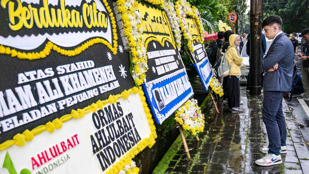 FOTO: Karangan Bunga Duka Cita untuk Ayatollah Ali Khamenei di Jakarta
