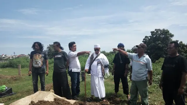 [Bintang] Pemakaman istri Opick