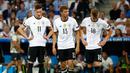 (Ki-ka) Reaksi Julian Draxler, Thomas Muller dan Toni Kroos usai Griezmann mencetak gol ke dua untuk Prancis saat laga Semi Final Piala Eropa 2016 di Stade Velodrome, Marseille, Jumat (8/7). Jerman kalah 2-0 dari Prancis. (REUTERS / Michael Dalder)