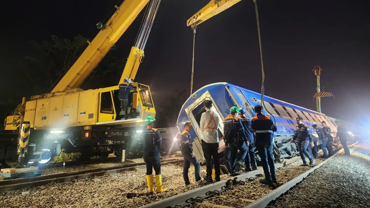 Kementerian Perhubungan (Kemenhub) melakukan investigasi menyeluruh atas insiden anjloknya rangkaian KA Argo Bromo Anggrek di Kabupaten Subang, Jawa Barat. (Foto: Kemenhub)