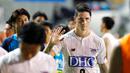 Penyerang Sagan Tosum Fernando Torres melambaikan tangan usai pertandingan melawan Vegalta Sendai di J-League di Tosu, prefektur Saga, Jepang barat, (22/7). Sagan Tosum menyerah 1-0 oleh  Vegalta Sendai. (Takuto Kaneko/Kyodo News via AP)