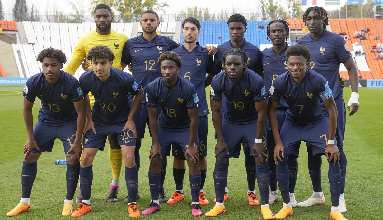 Para pemain starting XI Timnas Prancis U-20 berfoto sebelum dimulainya laga Grup F Piala Dunia U-20 2023 menghadapi Korea Selatan di Malvinas Argentinas Stadium, Mendoza, Argentina, Selasa (23/5/2023) dini hari WIB. (AP Photo/Natacha Pisarenko)