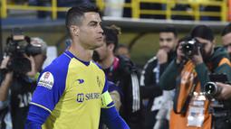 Pemain Al Nassr, Cristiano Ronaldo berjalan memasuki lapangan saat laga lanjutan Liga Pro Arab Saudi 2022/2023 melawan Al Ettifaq yang berlangsung di Mrsool Park, Riyadh, Arab Saudi, Minggu (22/01/2023). Al Nassr menang dengan skor 1-0 dan kini menempati puncak klasemen sementara Liga Pro Arab Saudi 2022/2023. (AP Photo)
