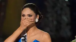 Ekspresi Miss Filipina, Pia Alonzo Wurtzbach usai dinobatkan sebagai pemenang Miss Universe 2015 di The AXIS Las Vegas, AS, Minggu (20/12). Sebelumnya, pembawa acara sempat salah mengumumkan nama Miss Columbia sebagai pemenang. (AFP Photo/VALERIE MACON)