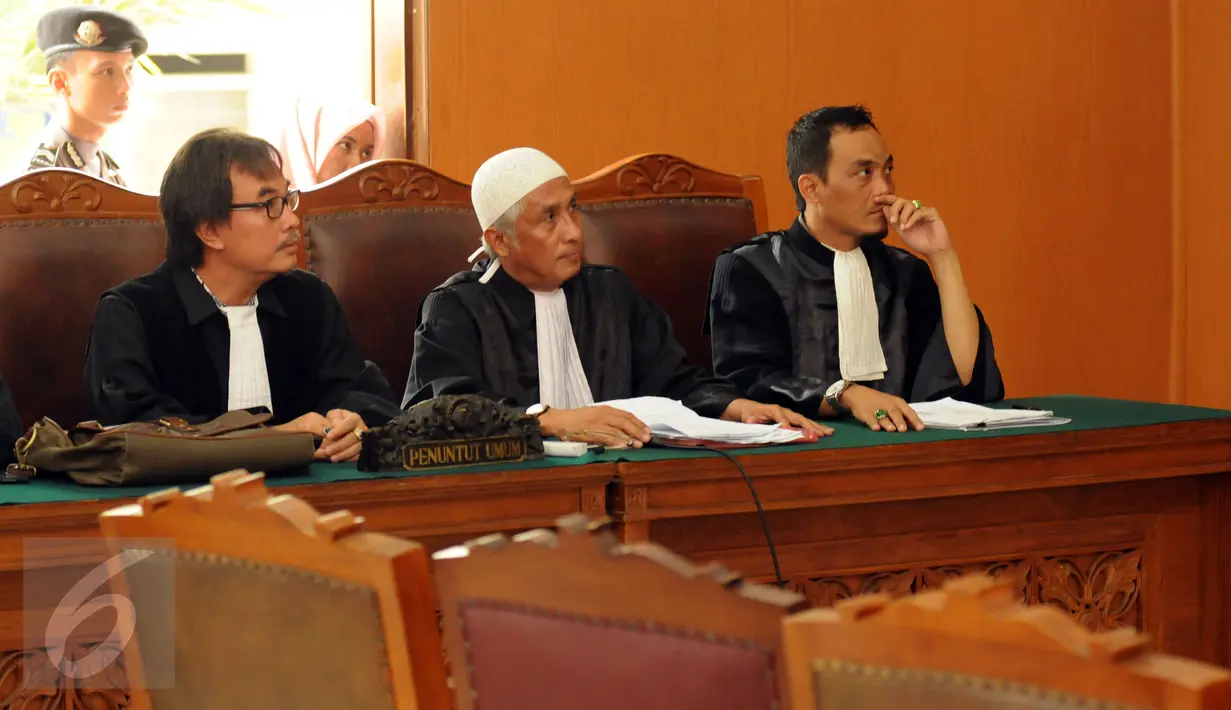 Kuasa hukum Abu Bakar Baasyir, Achmad Michdan (tengah) menyimak putusan sidang lanjutan permohonan PK di PN Jakarta Selatan, Selasa (1/12/2015). Majelis memutuskan pemeriksaan permohonan PK dilimpahkan ke PN Cilacap. (Liputan6.com/Helmi Fithriansyah)