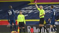 Pemain Arsenal Nicolas Pepe (kiri) mendapat kartu merah dari wasit pada pertandingan Liga Premier Inggris di Stadion Elland Road, Leeds, Inggris, Minggu (22/11/2020). Pertandingan berakhir dengan skor 0-0. (Paul Ellis/Pool Via AP)
