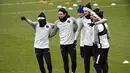 Pemain PSG Neymar Jr, Edinson Cavani, Thomas Meunier, Adrien Rabiot dan Kylian Mbappe tertawa saat sesi latihan di Saint-Germain-en-Laye,  (13/2). PSG akan bertanding melawan Real Madrid di babak 16 besar Liga Champions. (AFP Photo/Lionel Bonaventure)