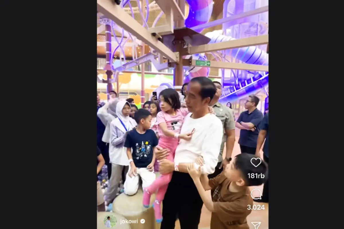 Presiden Jokowi bersama cucu cucunya, Jan Ethes dan La Lembah Manah yang merupakan anak dari Gibran Rakabuming Raka.