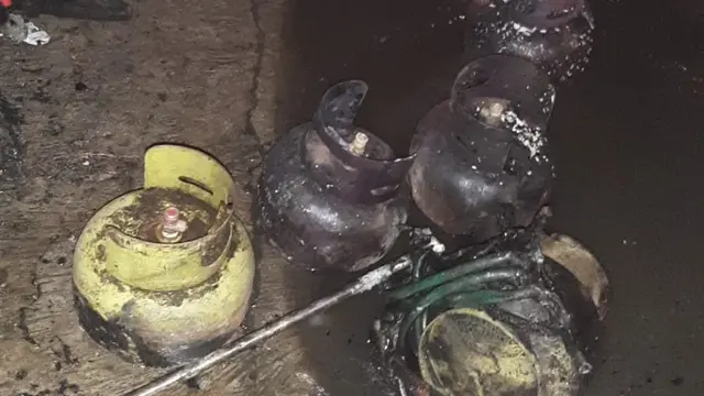 Petugas DPKP Kota Depok saat membantu pemadaman kebakaran sebuah Warkop di Jalan Kober, Pondok Cina, Depok.