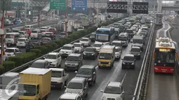 Akibat banyaknya kendaraan yang menghindari ruas jalan dengan sistem ganjil-genap, volume kendaraan di Jalan Gatot Subroto meningkat, Jakarta, Selasa (30/8). (Liputan6.com/Immanuel Antonius)