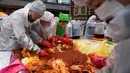 Kombinasi kuat dari fermentasi kubis, garam, dan cabai, kimchi adalah bagian tak terpisahkan dari makanan orang Korea dan negara ini mengonsumsi lebih dari 2 juta ton setiap tahunnya. (AP Photo/Lee Jin-man)