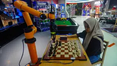 Pengunjung bermain catur melawan robot di Robopark Indonesia, Pluit Village Mall, Jakarta, Selasa (25/06/2024). (merdeka.com/Arie Basuki)