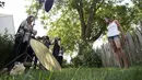 Para fotograper mengambil gambar salah satu gadis petani Bavaria di Tapfheim, Jerman, Rabu (18/6/14). (REUTERS/Lukas Barth)